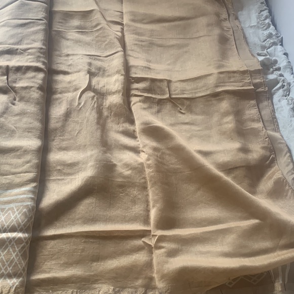 NWOT: ELEGANT BEIGE CHANDERI SAREE WITH GOLDEN BORDER. with unstitched blouse. - Picture 8 of 9
